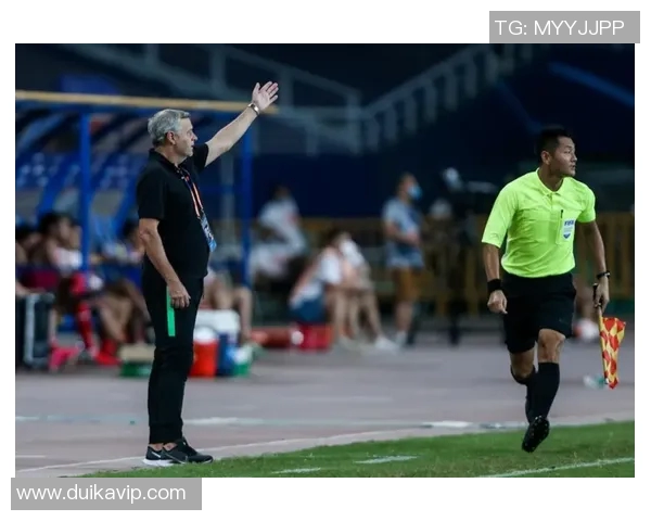 小罗如何在伤病困扰中重塑自我成就足球巨星的传奇之路